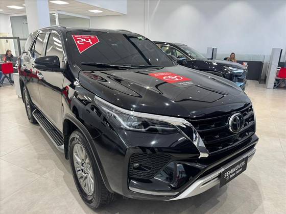 TOYOTA HILUX SW4 2.8 D-4D TURBO DIESEL SRX PLATINUM 7L 4X4 AUTOMÁTICO